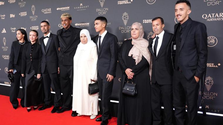 Lamine Yamal junto a su familia en la gala del Balón de Oro 2025