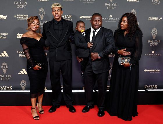 Lamine Yamal junto a su familia en la gala del Balón de Oro 2025