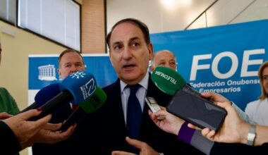 Las empresas andaluzas rechazan el pacto de Pedro Sánchez y Puigdemont que las obliga a atender en catalán a los clientes: «Es un 'págalo tú'»