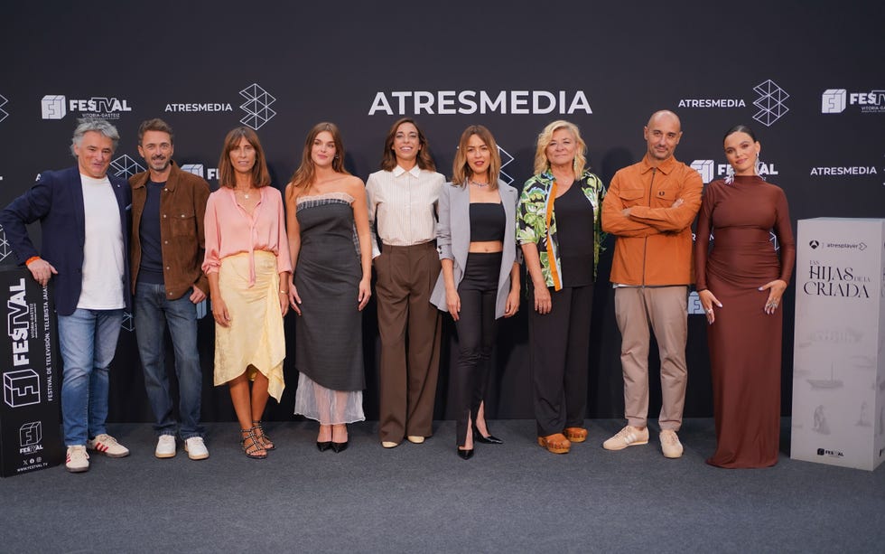 Equipo de 'Las hijas de la criada' en la presentacion en el FesTVal de Vitoria 2025 equipo de 'las hijas de la criada' en la presentacion en el festval de vitoria 2025
