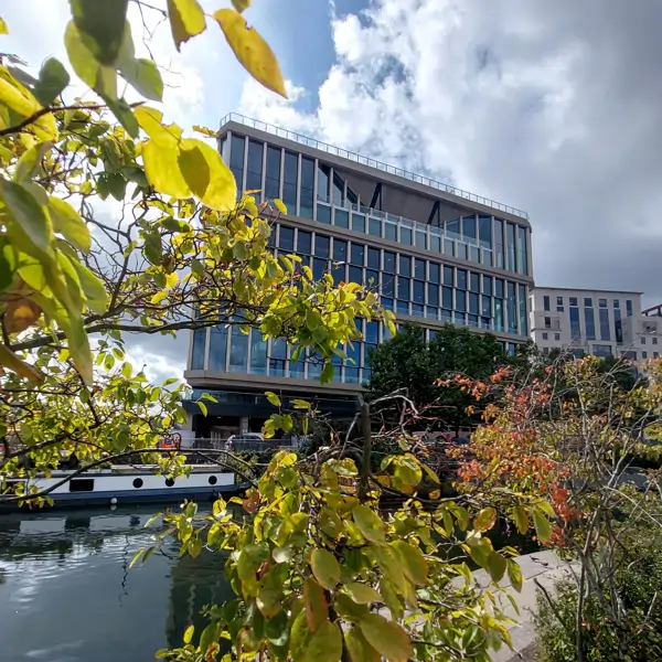 Las nuevas oficinas de Google en Londres vistas desde el canal de Regents