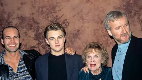 Leonardo DiCaprio, Billy Zane, Gloria Stuart y el director James Cameron de Titanic