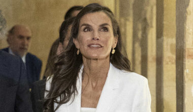 La reina Letizia, sublime con su traje blanco de confianza y complementos dorados en su aparición estrella en Egipto