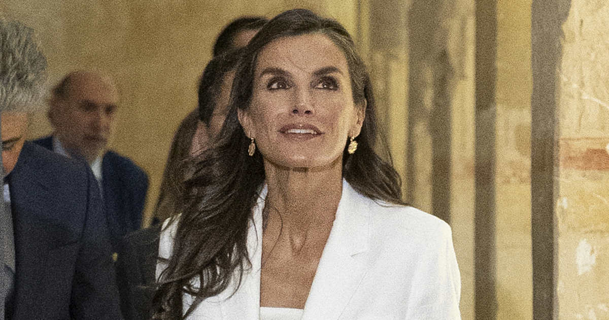 La reina Letizia, sublime con su traje blanco de confianza y complementos dorados en su aparición estrella en Egipto