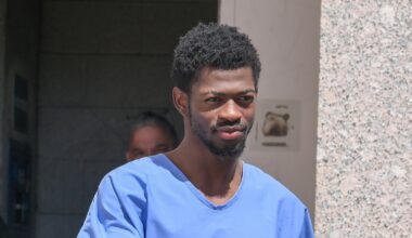 Lil Nas X, hospitalizado para recibir tratamiento tras pasearse desnudo por la calle y agredir a un policía
