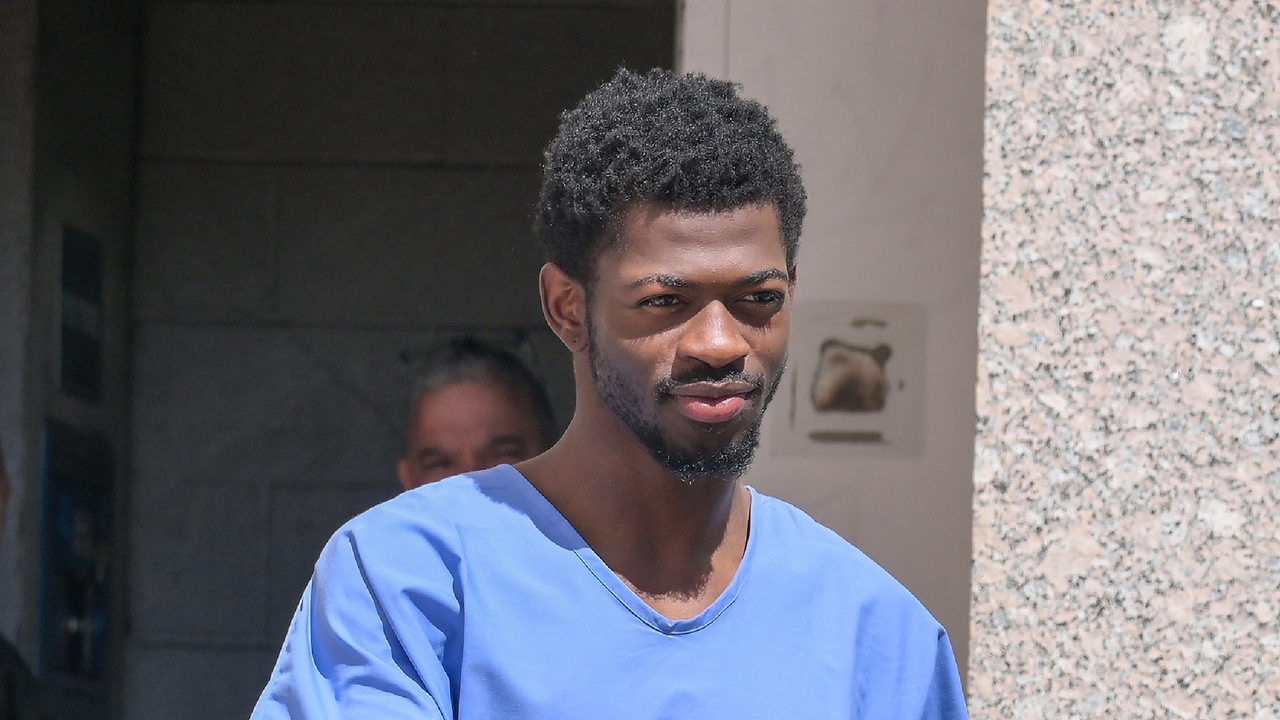 Lil Nas X, hospitalizado para recibir tratamiento tras pasearse desnudo por la calle y agredir a un policía