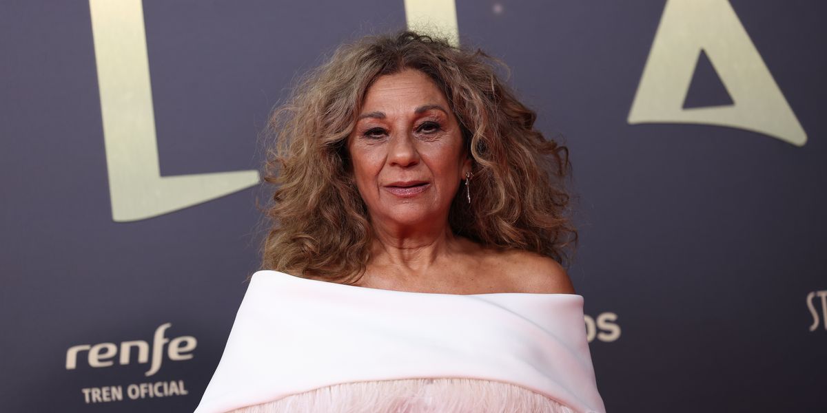 Lolita sorprende a los 67 años combinando un vestido de estampado de flores con unas zapatillas