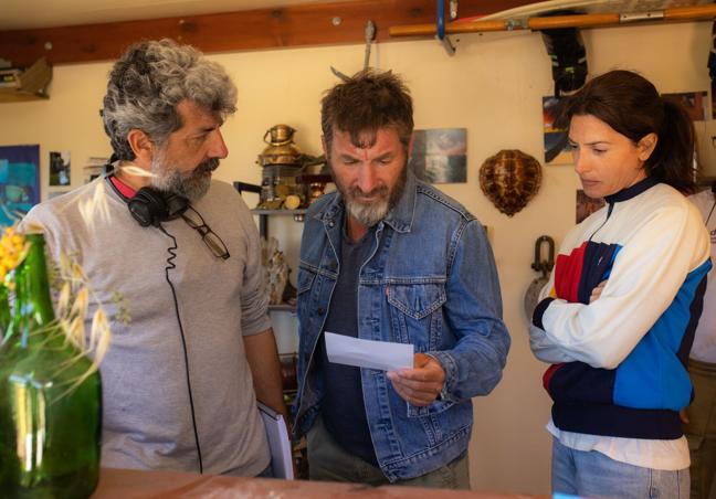 Alberto Rodríguez con Antonio de la Torre y Bárbara Lennie en el rodaje.