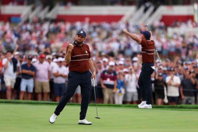 Shane Lowry y Rory McIlroy celebran en el green del hoyo 17 duranye su fourball contra Cameron Young y Justin Thomas.