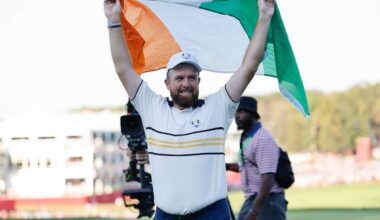 Shane Lowry celebra con la bandera de Irlanda su victoria en la Ryder Cup.