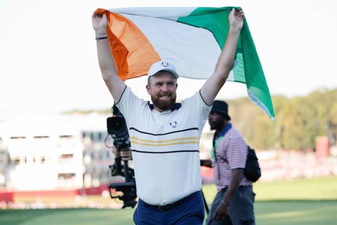 Shane Lowry celebra con la bandera de Irlanda su victoria en la Ryder Cup.