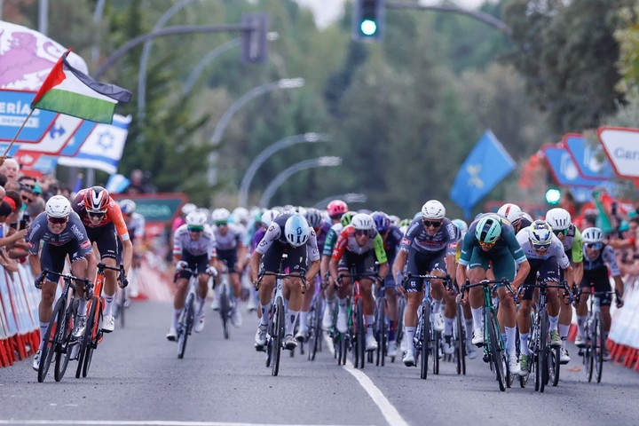 La Vuelta ciclista a España, a su paso por Rueda, en la provincia de Valladolid. Foto: EFE
