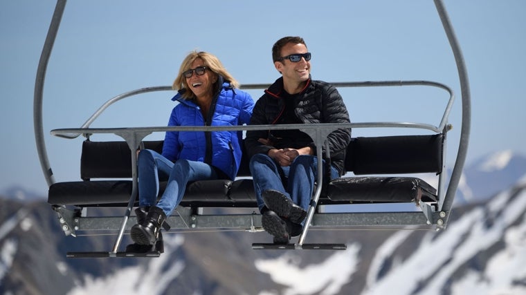 Emmanuel Macron y Brigitte Trogneux, su antigua profesora de teatro, juntos durante la campaña presidencial de 2017, dos décadas después de haberse casado