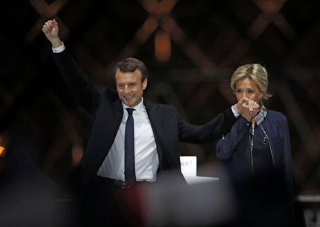 Imagen secundaria 1 - En la primera imagen, Macron y su esposa Brigitte Trogneux en el Palacio del Elíseo, en 2015, cuando él era ministro de Economía. En la segunda fotografía, Macron celebra su victoria electoral en 2017. Y en la tercera imagen, Brigitte abofetea a Macron al aterrizar en Hanói, en mayo de este año, en una escena que generó polémica mundial