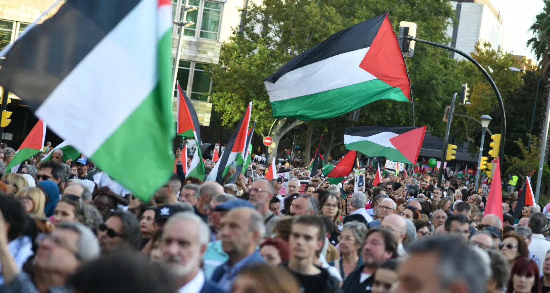 "Gaza, aguanta, el mundo se levanta"