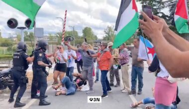 Un manifestante propalestina provoca la caída de Romo en la Vuelta España y este va a por él
