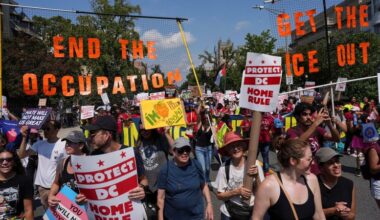 Manifestantes piden el fin de la toma del control policial federal en Washington