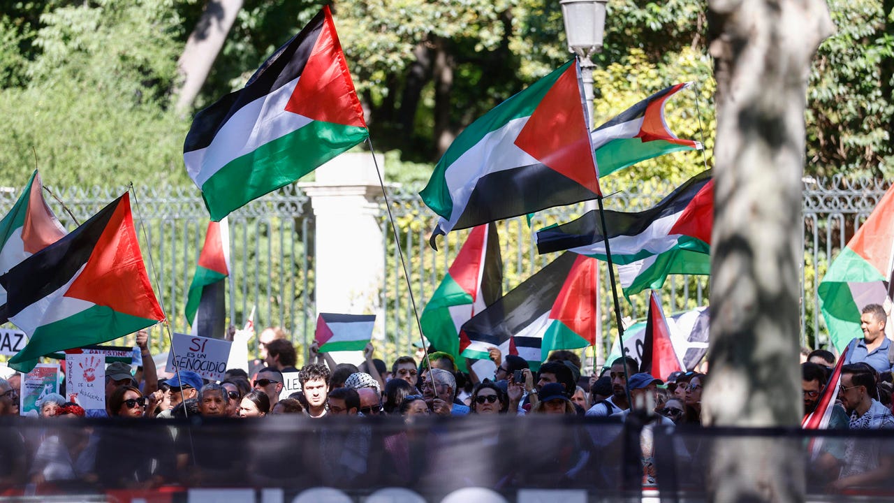La presencia de manifestantes pro Palestina obliga a cambiar el recorrido en la última etapa de La Vuelta