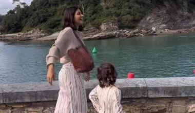 El tierno momento de María García de Jaime con su hija en una turística localidad vizcaína