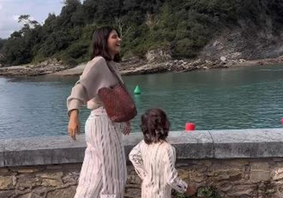 El tierno momento de María García de Jaime con su hija en una turística localidad vizcaína
