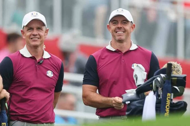 Rory McIlroy, junto a Luke Donald, justo antes de salir a jugar su ronda de prácticas. (Photo by Maddie Meyer/PGA of America)