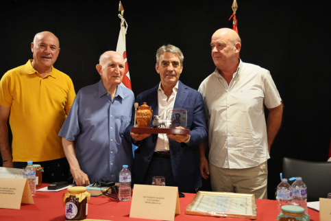 65 kilos de miel, uno para cada año de Victorino Martín y su legado único en la tauromaquia mundial | NuevaAlcarria