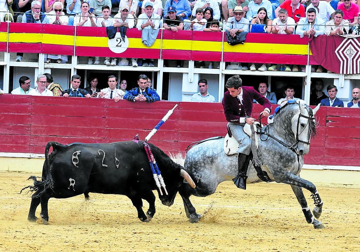 Hermoso de Mendoza corta una oreja en Medina y Castella y Borja Jiménez fallan con la espada