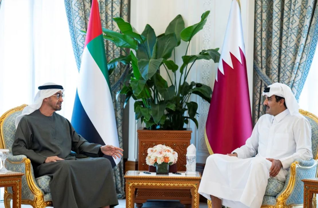 El jeque Mohamed bin Zayed Al Nahyan, presidente de los Emiratos Árabes Unidos, se reúne con el jeque Tamim bin Hamad Al Thani, Emir de Qatar, en el Amiri Diwan, en Doha, Qatar, el 10 de septiembre de 2025.