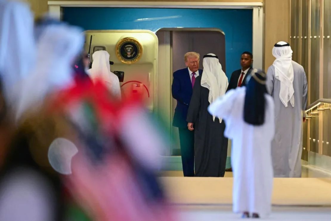 El presidente de los Emiratos Árabes Unidos, el jeque Mohamed bin Zayed Al Nahyan, da la bienvenida a su homólogo de EE.UU., Donald Trump, a su llegada a la terminal presidencial en Abu Dhabi el 15 de mayo de 2025.