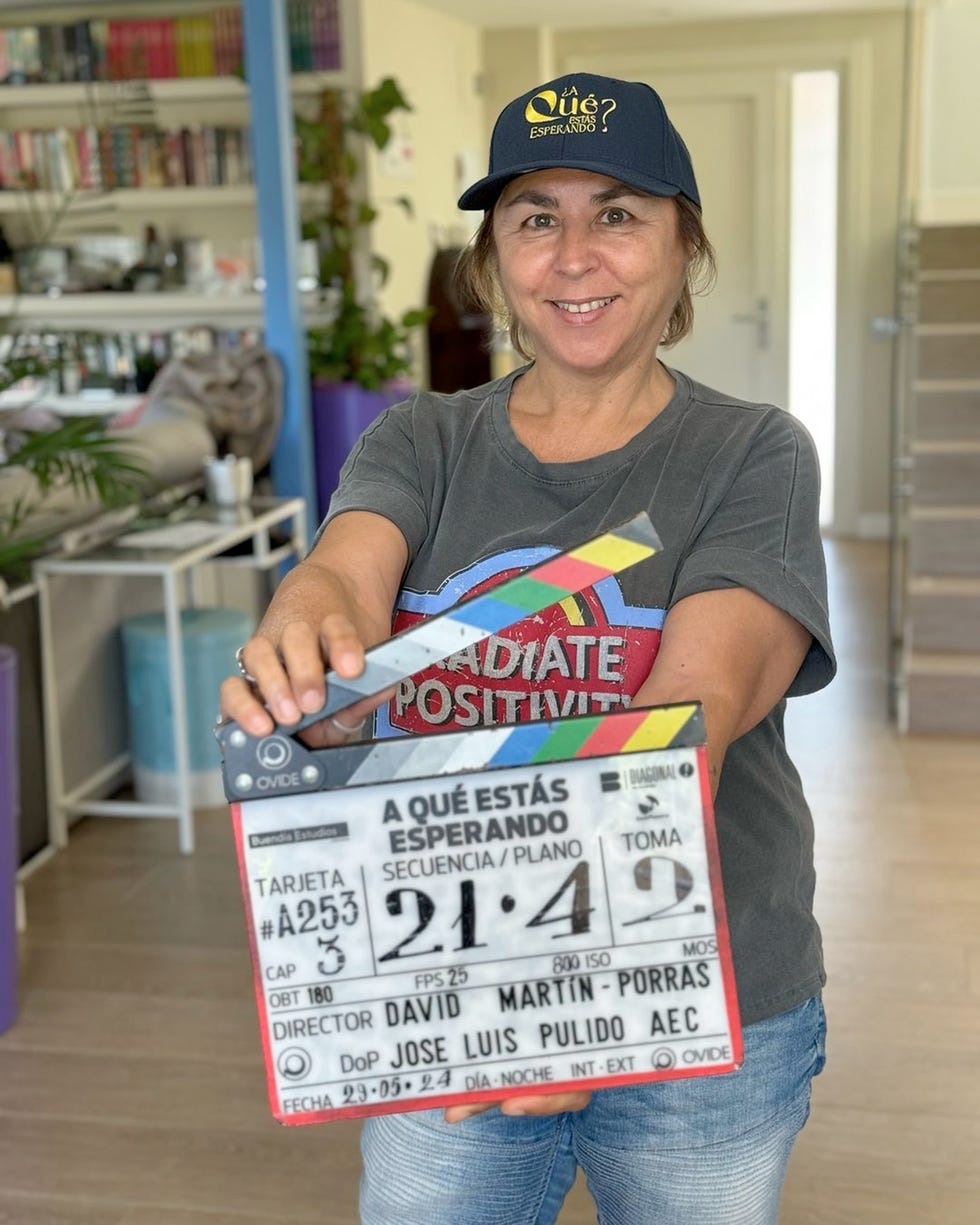 megan maxwell con la claqueta de la serie sobre su novela 'a que estas esperando'