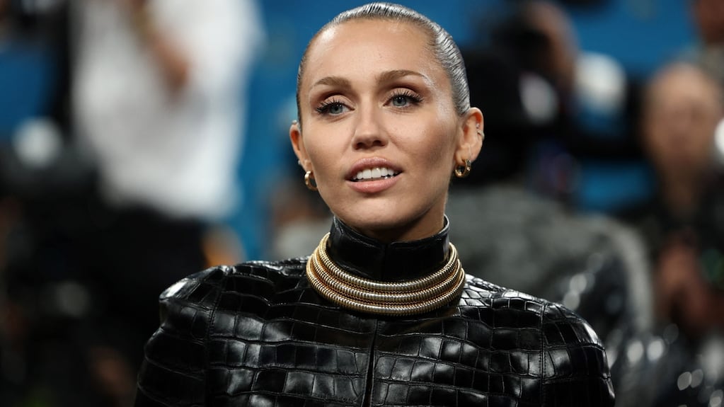 Miley Cyrus estrenó "Secrets" y contó a quién se la dedicó