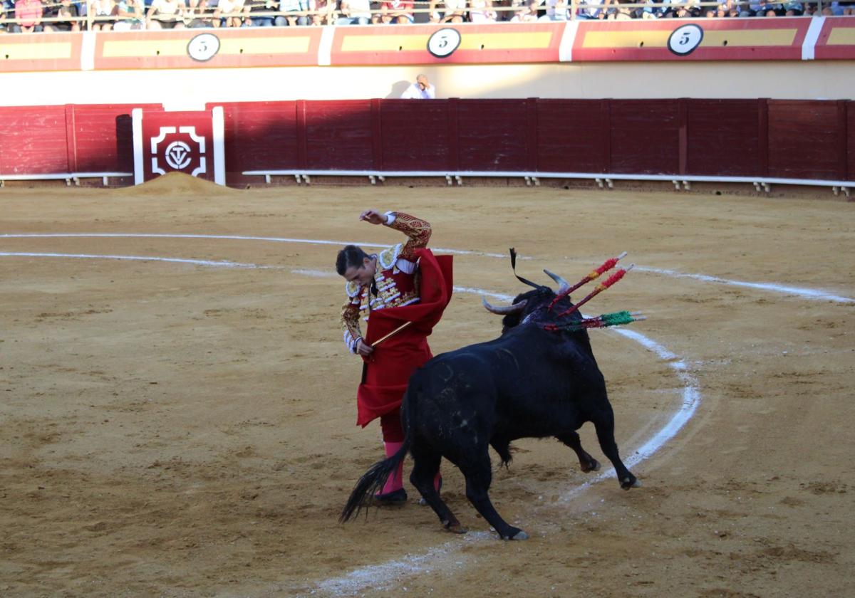 Jorge Martínez hace el toreo caro en Vera