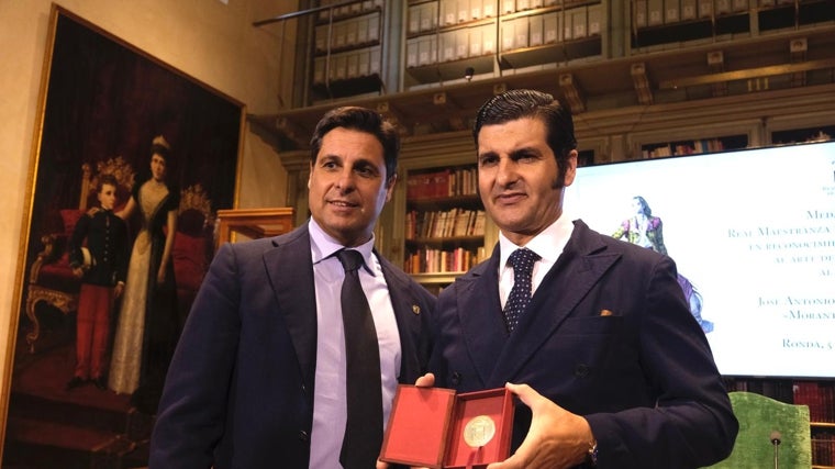 Morante y Francisco Rivera posan con la medalla tras aceptar el diestro el ofrecimiento del empresario