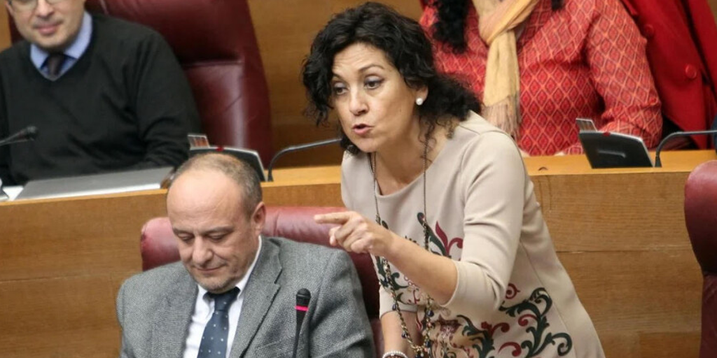 Carmen Ninet se jubila en plena investigación por su falta de titulación