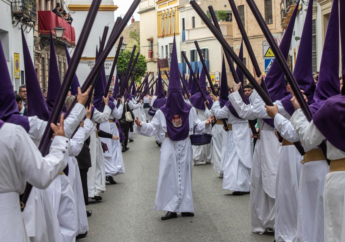 Un tramo de nazarenos de la hermandad de los Caballos