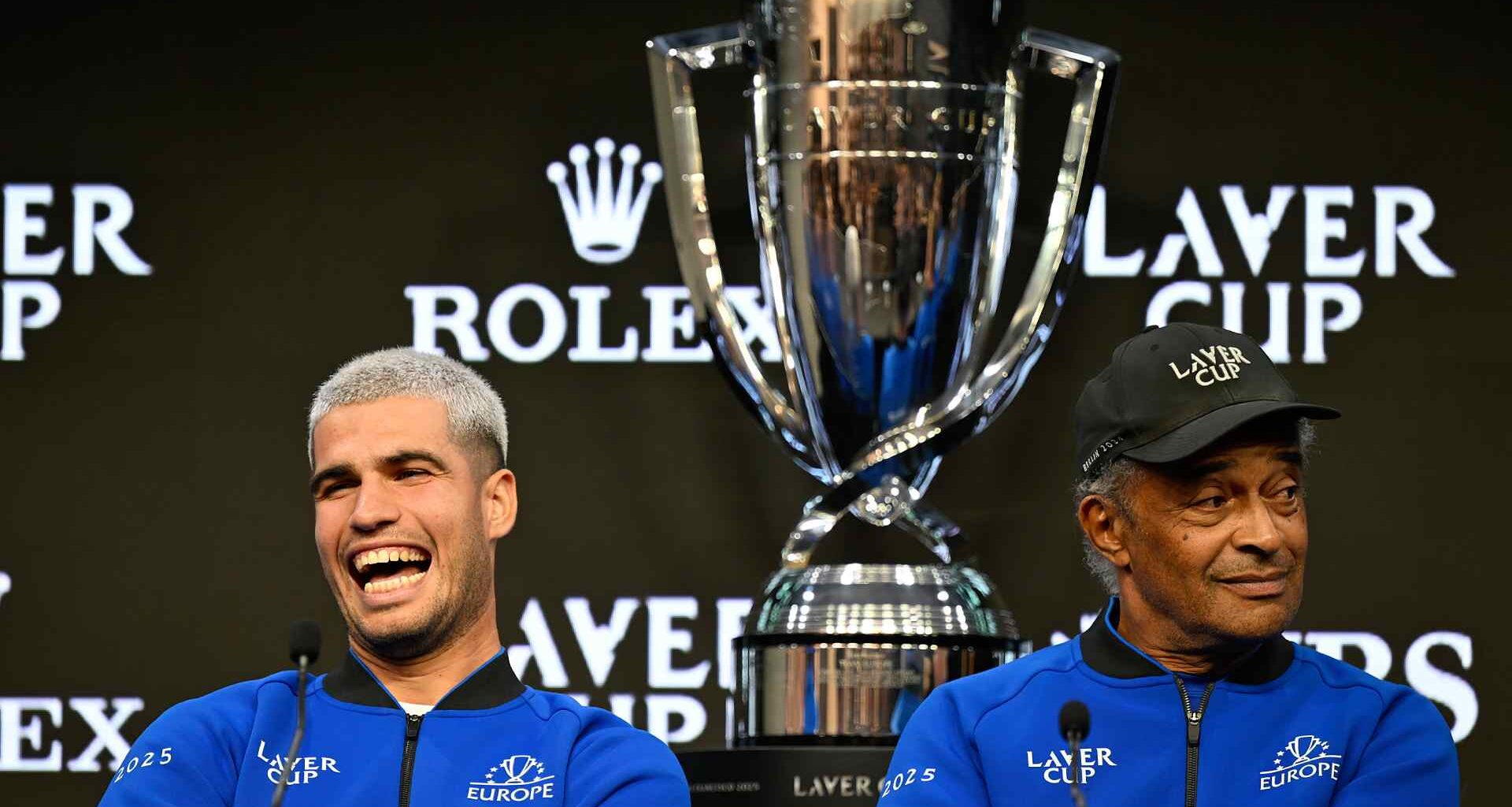 Carlos Alcaraz y Yannick Noah atienden a los medios antes de la octava edición de la Laver Cup en San Francisco.