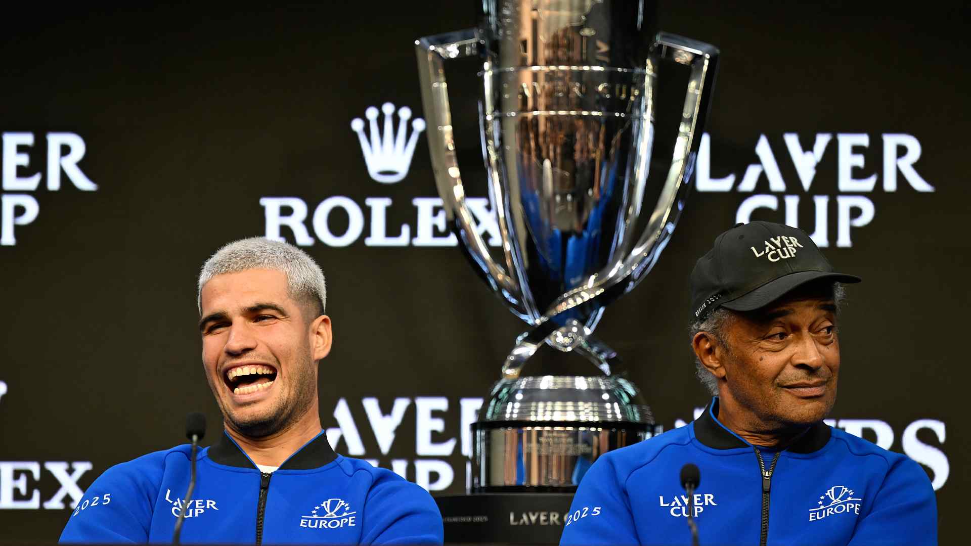 Carlos Alcaraz y Yannick Noah atienden a los medios antes de la octava edición de la Laver Cup en San Francisco.