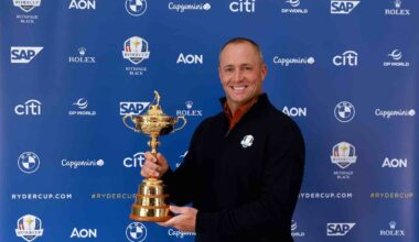 Alex Noren posa con el trofeo de la Ryder Cup.