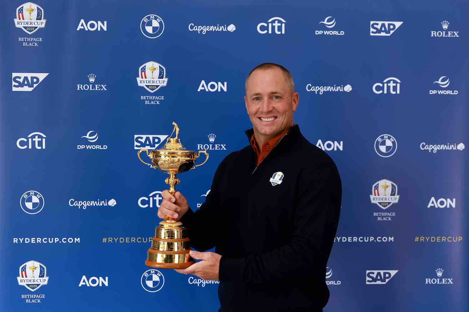 Alex Noren posa con el trofeo de la Ryder Cup.