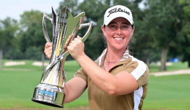 Nuria Iturrioz posa con el título de campeona del Aramco Houston Championship. © LET
