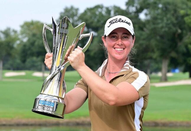 Nuria Iturrioz posa con el título de campeona del Aramco Houston Championship. © LET