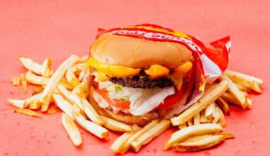 Hamburguesa y patatas fritas de comida rápida.