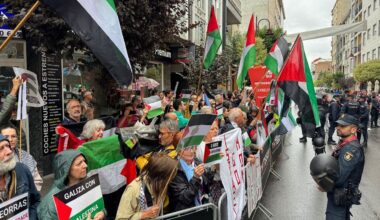 Salida de La Vuelta a España en O Barco, en medio de protestas a favor de Palestina - La Voz de Galicia