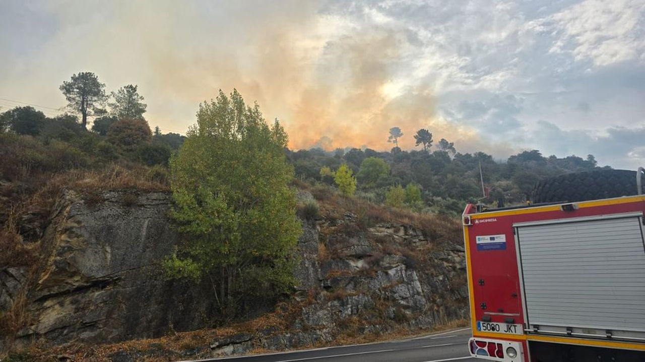 Vuelven a activar el nivel 2 de alerta en el incendio de O Bolo, que avanza por el fuerte viento y la baja humedad