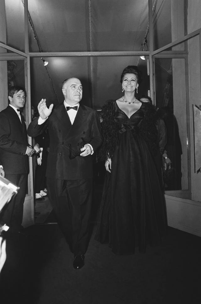 <p>el productor de cine italiano carlo ponti hizo su entrada en el festival con su esposa, la estrella de cine sophía loren en 1966.</p>