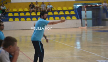 Entrenador Oriol Ferré dirigiendo a su equipo de balonmano en el Pabellón Municipal.
