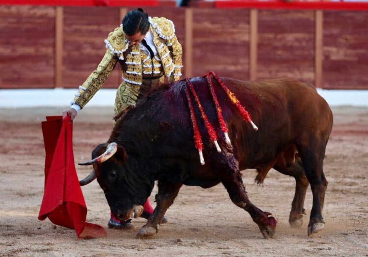 Juan Ortega durante una faena con la muleta