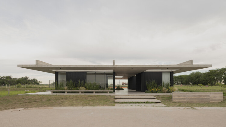 Pabellón de Servicios  / VDV ARQ - Imagen 1 de 19