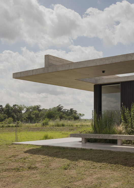 Pabellón de Servicios  / VDV ARQ - Imagen 3 de 19