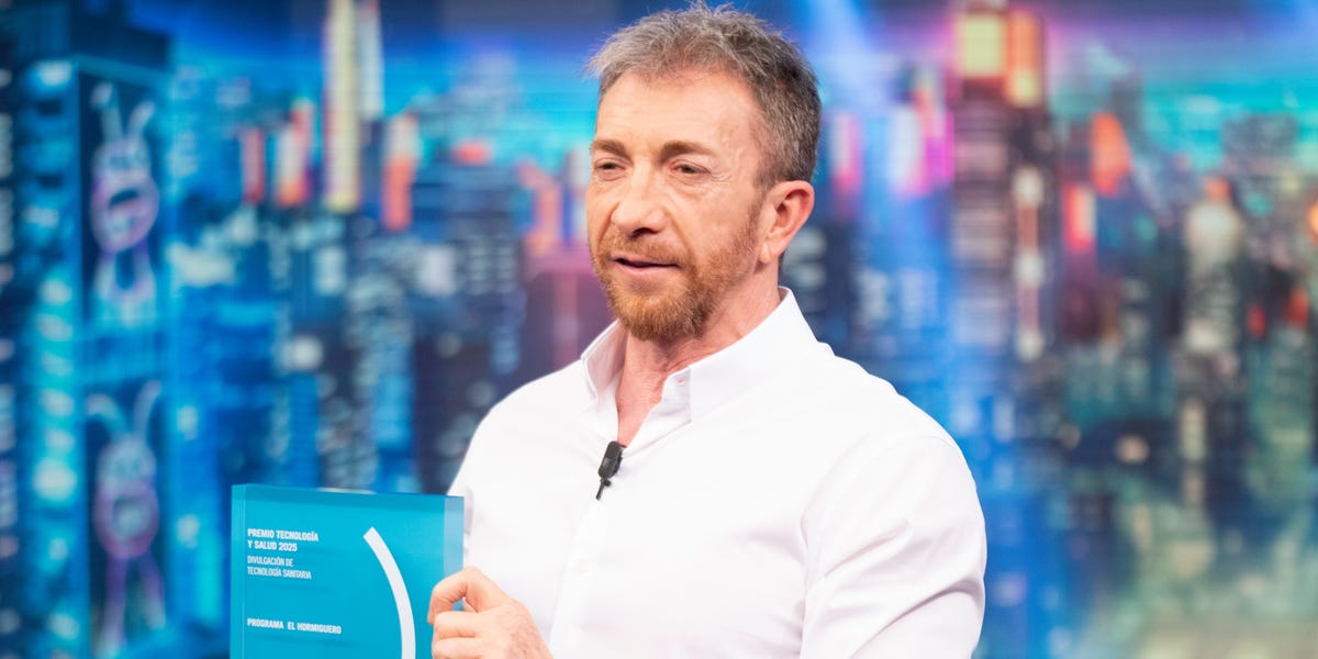 Pablo Motos se burla de la nariz del cantante Lucas: "empezamos fuerte"